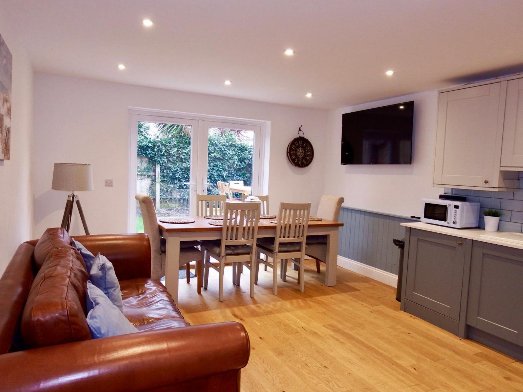 Newly Renovated 3 Bedroom Victorian Detached House บอร์นมัธ ภายนอก รูปภาพ