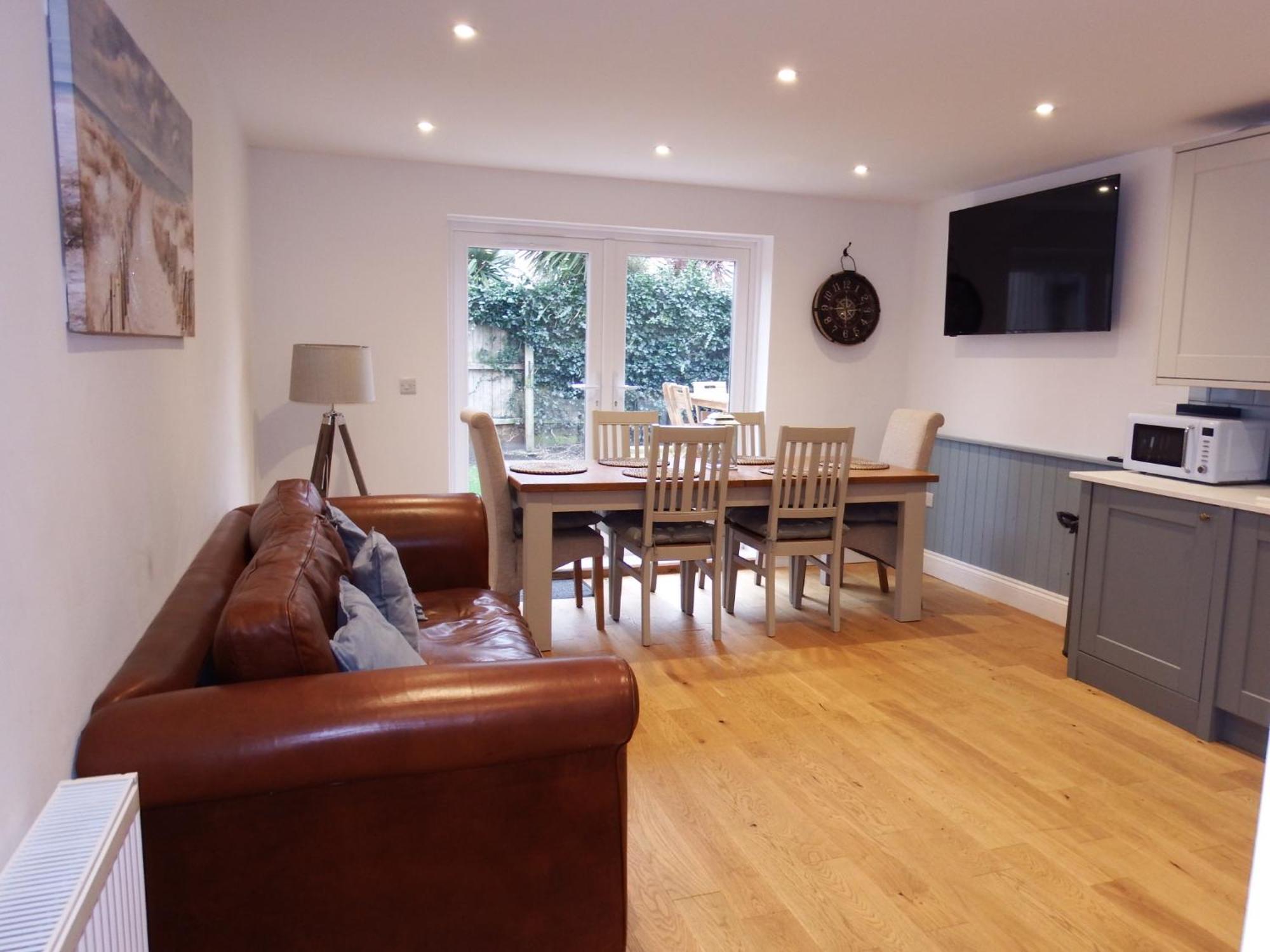 Newly Renovated 3 Bedroom Victorian Detached House บอร์นมัธ ภายนอก รูปภาพ