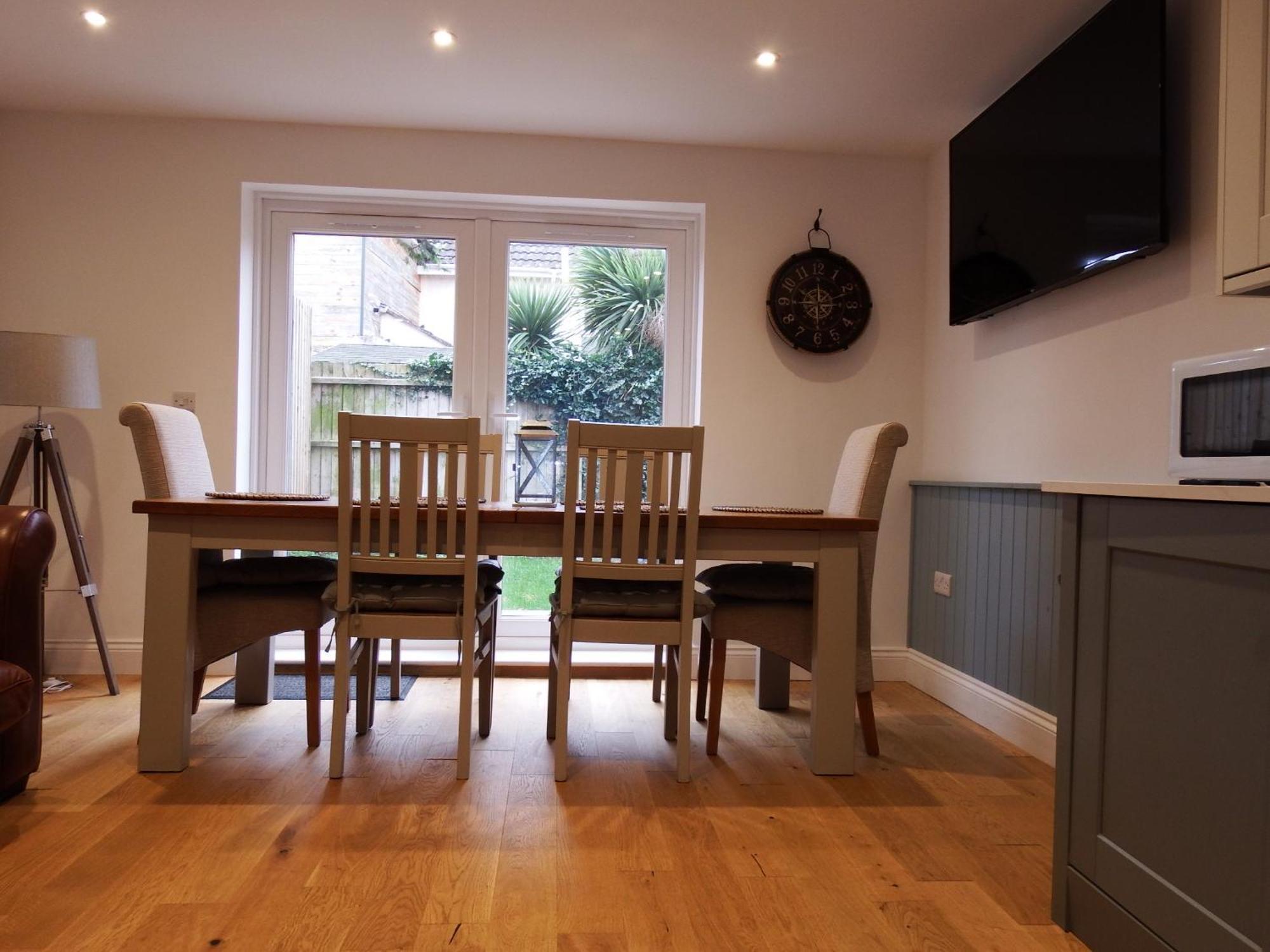 Newly Renovated 3 Bedroom Victorian Detached House บอร์นมัธ ภายนอก รูปภาพ