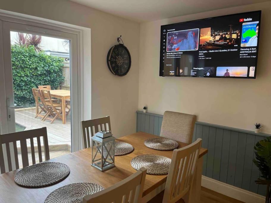 Newly Renovated 3 Bedroom Victorian Detached House บอร์นมัธ ภายนอก รูปภาพ